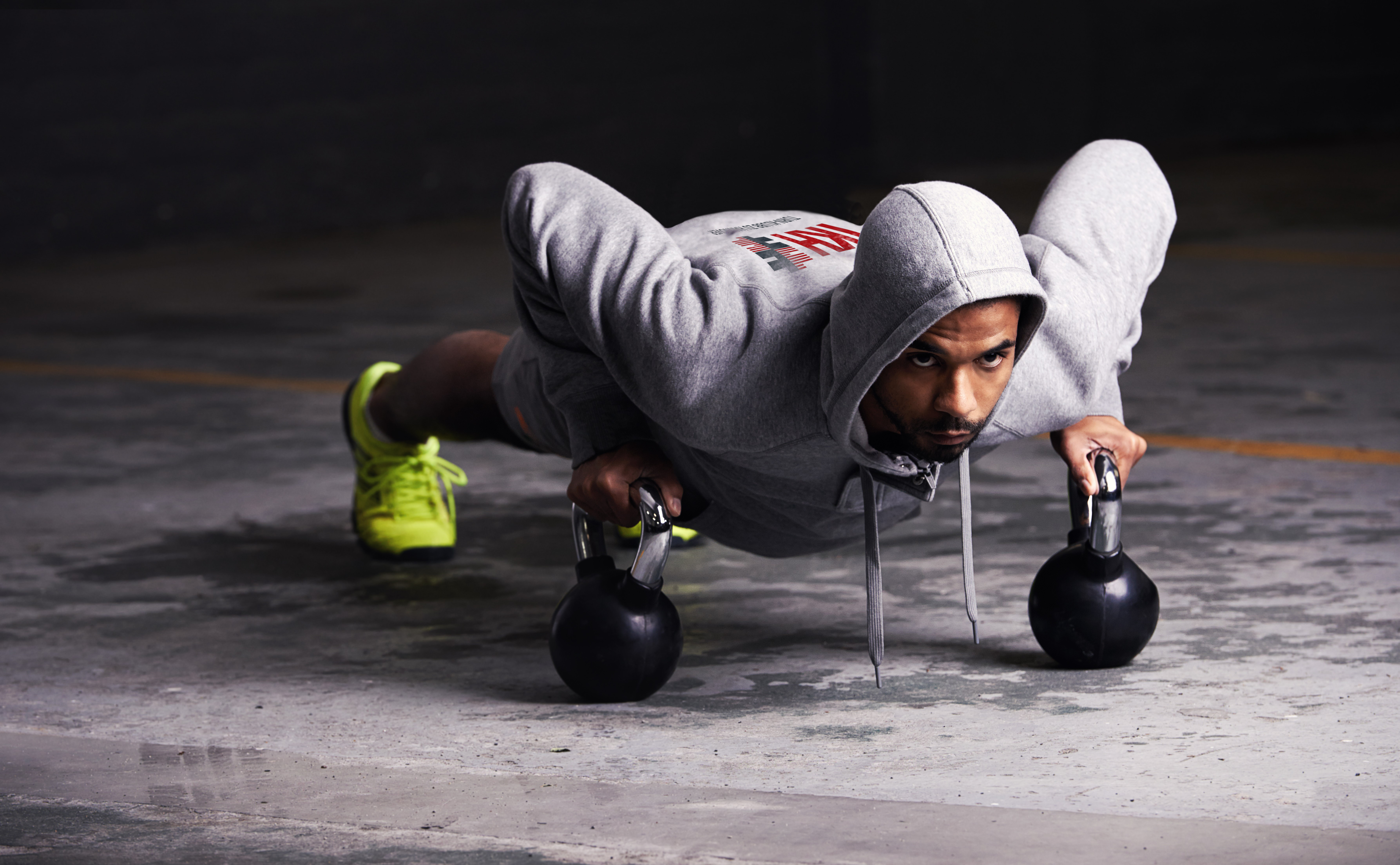 Hoodies bedruckt mit Logos und Schrift